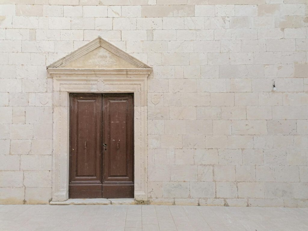 Encadrement de porte en pierre avec tympan